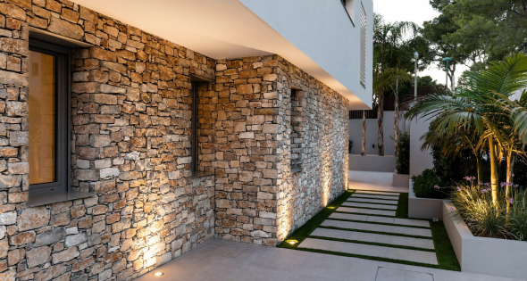 empresa rehabilitacion fachadas 7 Fachada moderna con revestimiento de piedra natural e iluminación exterior en vivienda de Segovia.
