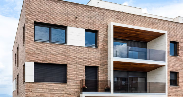 empresa rehabilitacion fachadas 6 Fachada moderna de ladrillo con revestimiento mixto en edificio residencial en Segovia