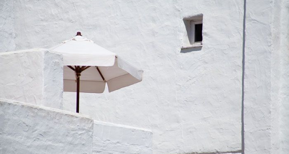 empresa rehabilitacion fachadas 4 Fachada blanca encalada con detalles mediterráneos en una vivienda de Segovia