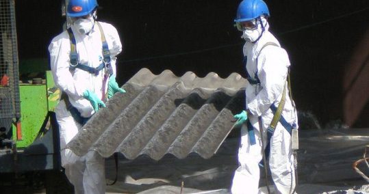 Retirada de Amianto en Segovia 10 Operarios con trajes protectores retirando plancha de uralita con amianto en Segovia