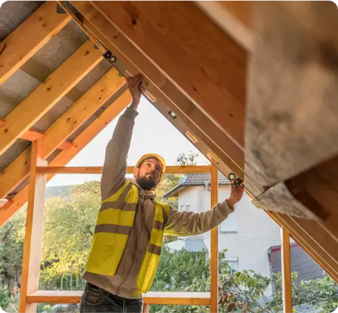Inicio 1 Técnico instalando aislamiento térmico y acústico en estructura de tejado de madera en vivienda unifamiliar