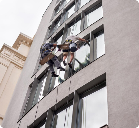 Verticales para Tejados en Segovia 7 Trabajadores verticales limpiando y reparando fachada de edificio con cuerdas de seguridad