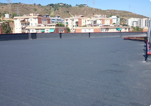 Impermeabilización en Segovia 3 Cubierta plana impermeabilizada con tela asfáltica en un edificio residencial en Segovia