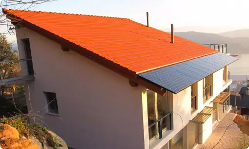Tejados y Cubiertas en Segovia 4 Vivienda moderna con tejado de tejas rojas y paneles solares instalados en Segovia