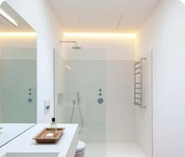 Claraboyas duraderas en segovia 4 Baño moderno con ducha de vidrio y claraboya que ilumina el espacio en Segovia