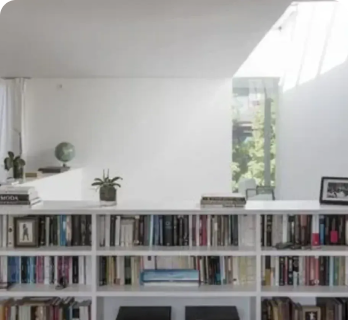 Claraboyas duraderas en segovia 5 Claraboya iluminando estantería blanca llena de libros en una vivienda moderna en Segovia