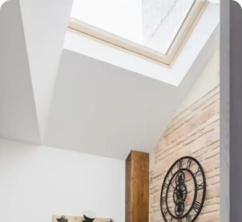 Claraboyas duraderas en segovia 7 Claraboya inclinada que ilumina pared con reloj decorativo en vivienda de Segovia