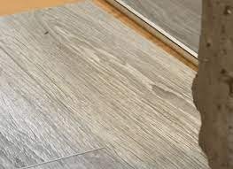 Materiales para Suelos Antirayaduras: Encuentra el Mejor Suelo Vinílico, Parquet y Tarima Resistente a los Arañazos 3 Cómo instalar un suelos antirayaduras resistente