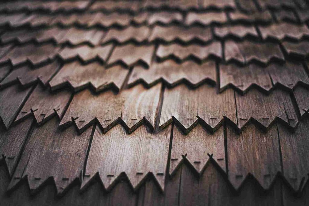Blog 9 Detalle de una cubierta con tejas de madera restauradas tras una reparación de cubiertas de madera artesanal.
