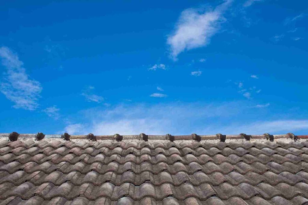Blog 8 Vista superior de tejados de teja tradicionales con cielo azul despejado y estructura en buen estado