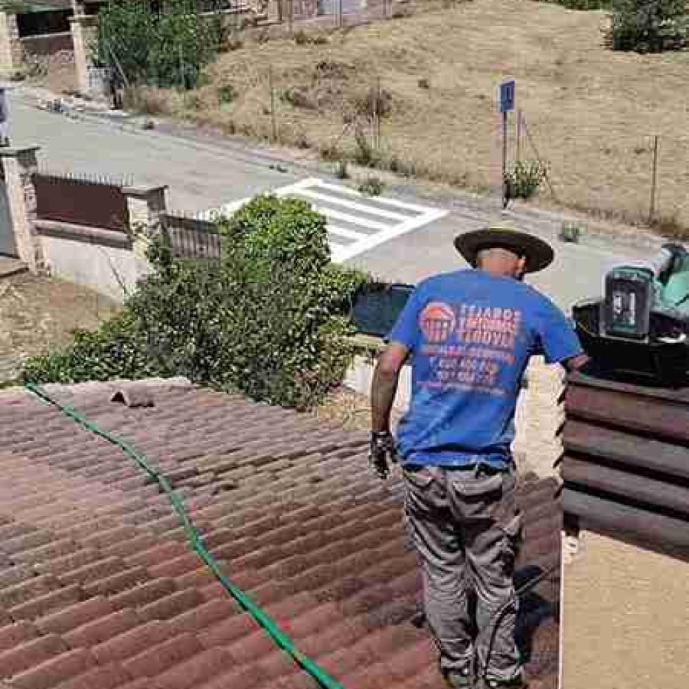 Mantenimiento de Tejado, profesional trabajando en el techo para mantenimiento