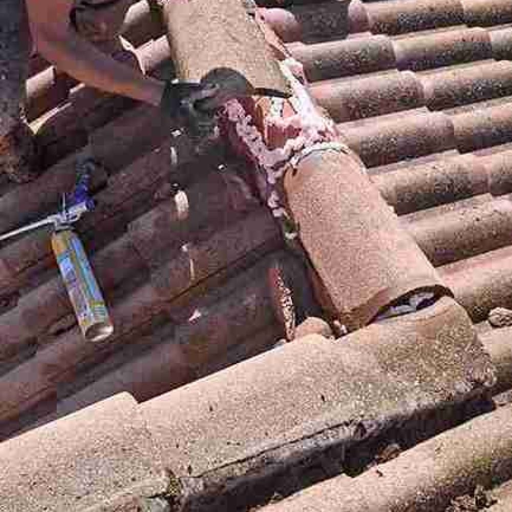 Mantenimiento de Tejado, reparación de tejas en el borde del techo