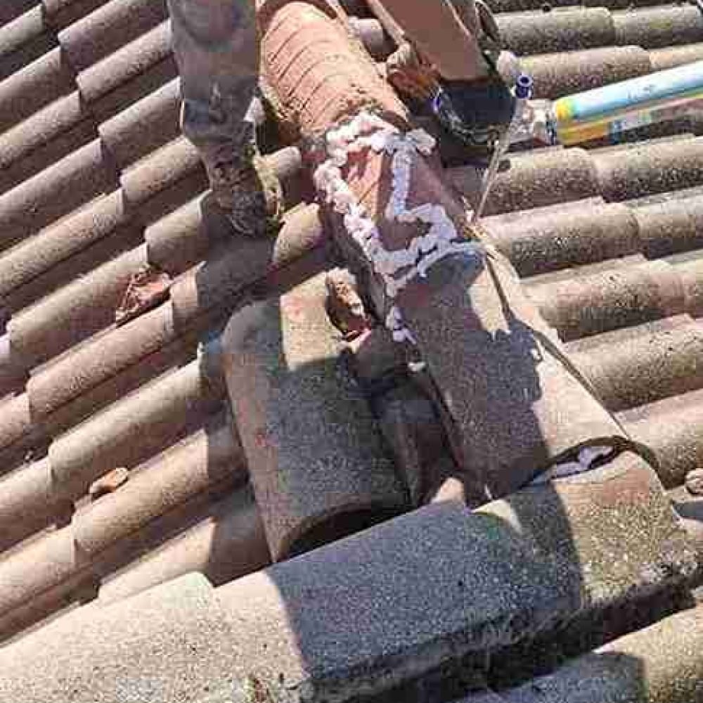 Mantenimiento de Tejado, sellado de grietas en el techo para evitar filtraciones
