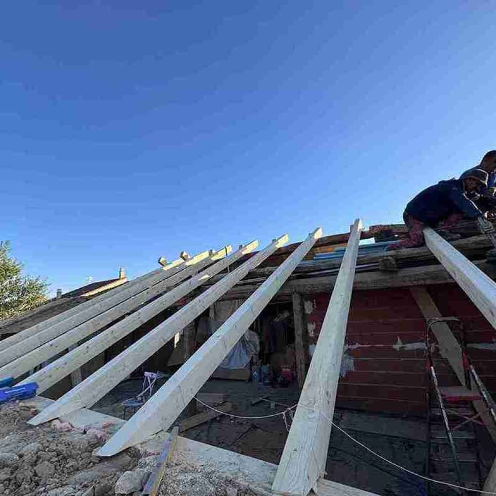 Sustitución de tejado nuevo en proceso, instalando nuevas vigas de madera