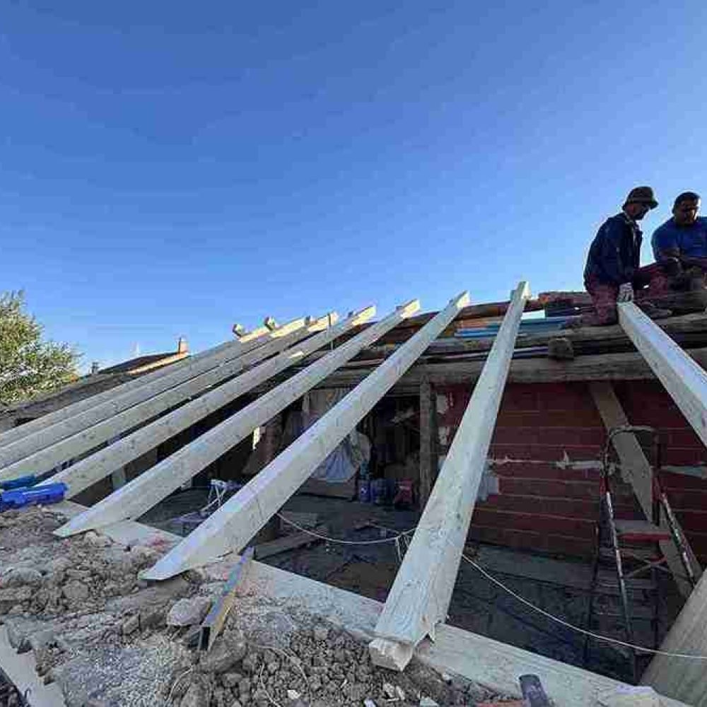 Sustitución de tejado nuevo, carpinteros trabajando en las vigas del techo