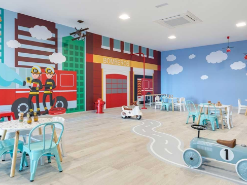 Reforma Buhardilla en Segovia 4 Sala infantil decorada con temática de bomberos y muebles de colores en Segovia