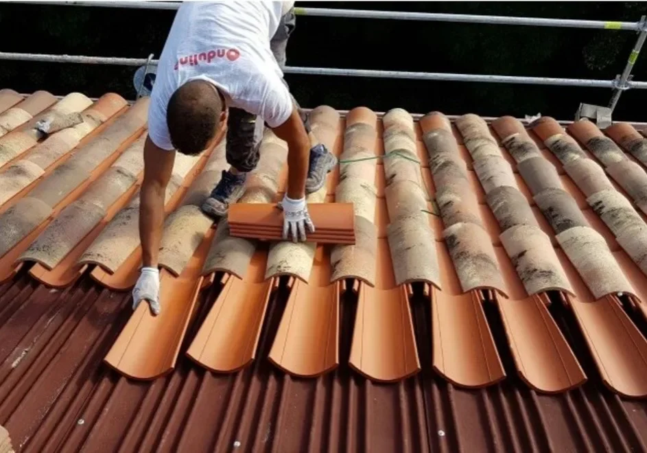 Inicio 13 Trabajador instalando tejas sobre onduline bajo teja en un tejado en Segovia.