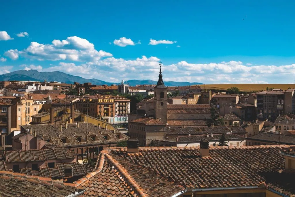 Inicio 14 Vista panorámica de los tejados y edificios históricos del centro de Segovia con montañas al fondo