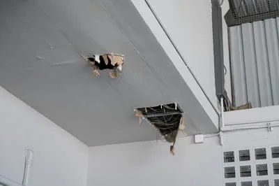 Inicio 8 Techo interior con daños por filtraciones y agujeros, placas de yeso rotas y cables expuestos