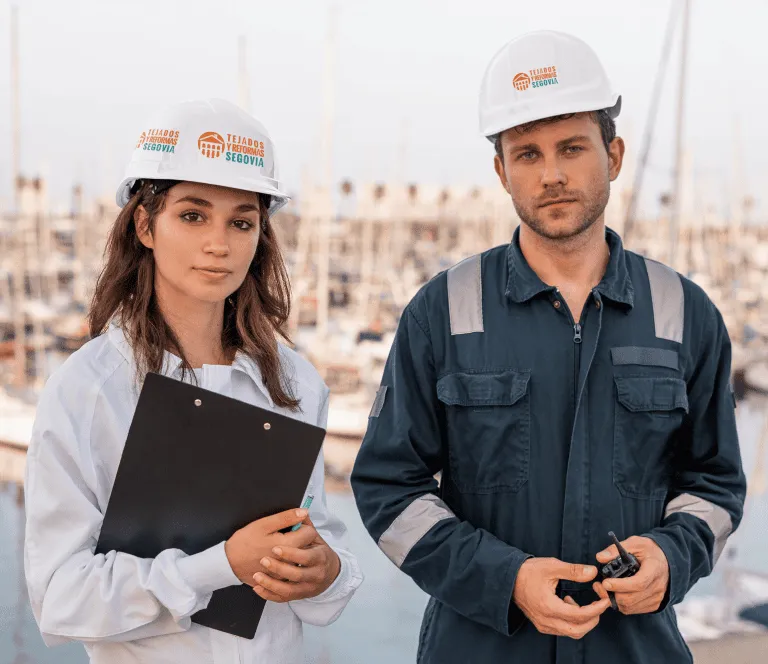 Inicio 15 Equipo de técnicos de Tejados Segovia con cascos y planos durante una inspección